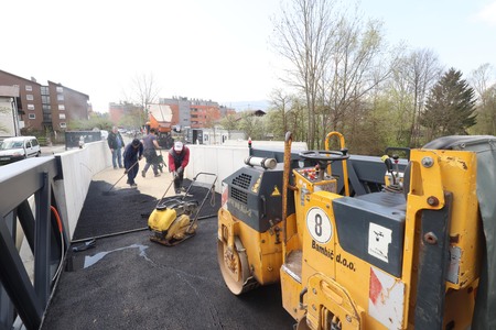 ASFALTIRANJE MOSTU 08 FOTO LJUBO VUKELIČ